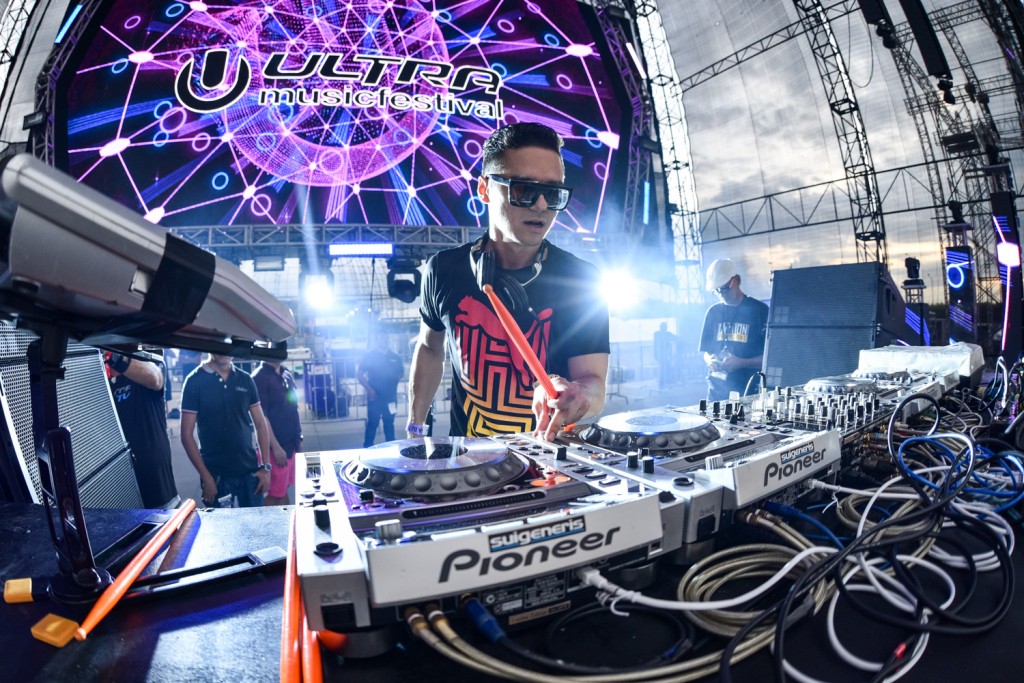 DJ Tom Taus infusing a tribal-inspired drum act into his set | Photo by Magic Liwanag for Ovation Productions 