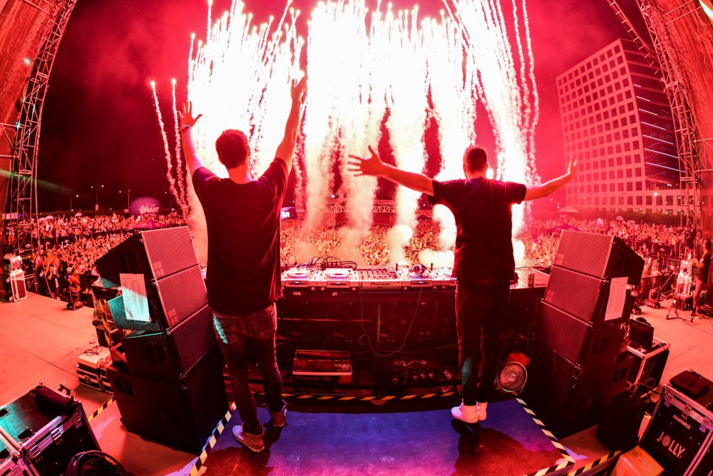 W&W keeping the party going at the wee hours of the morning| Photo by Magic Liwanag for Ovation Productions