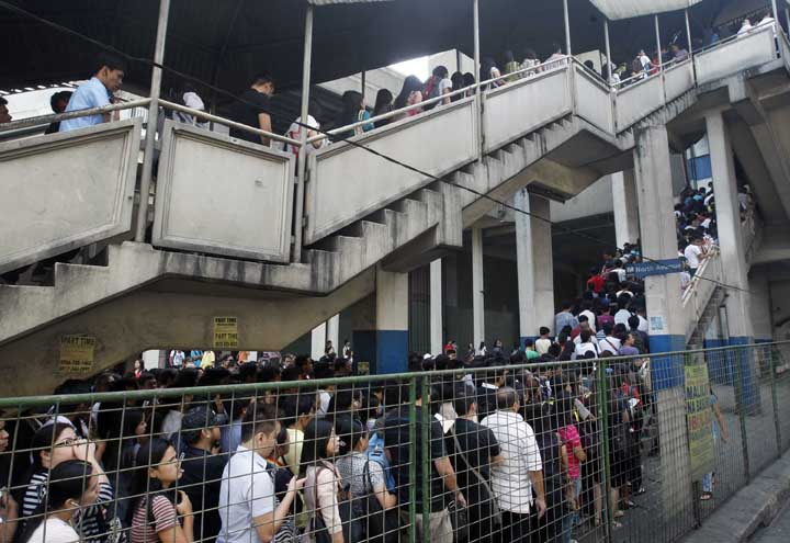 Commuters patiently waits in the long line of people trying to ride the MRT yesetrday in MRT North Ave Station in Quezon City. With an average of 520,000 commuters riding the MRT, the management of the Metro Rail Transit 3 (MRT-3) is now preparing plans on how to handle the expected surge in train passengers once the rehabilitation of EDSA begins in May. Photo by: Mark Balmores