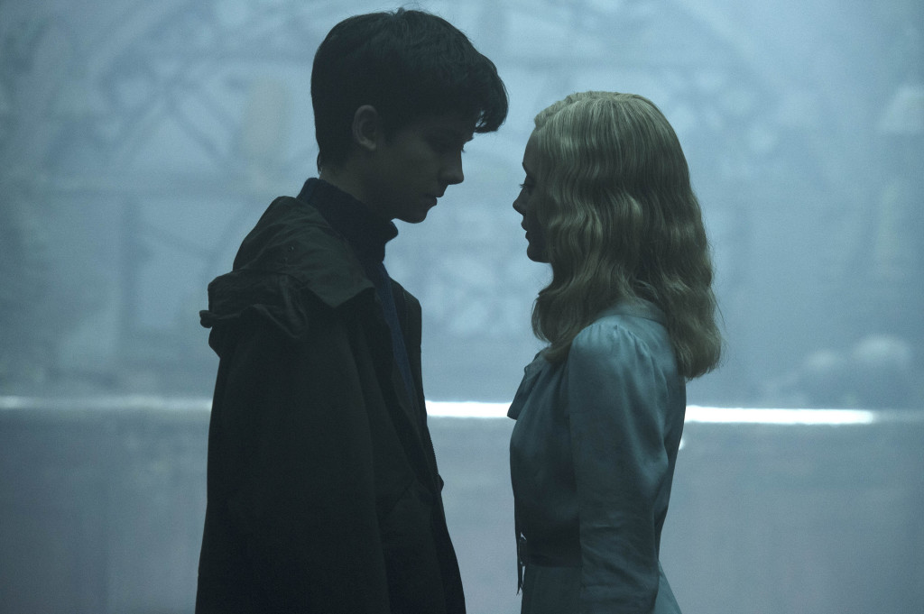 DF-05013 - Jake (Asa Butterfield) and Emma (Ella Purnell) grow close in the extraordinary world of MISS PEREGRINE’S HOME FOR PECULIAR CHILDREN. Photo Credit: Jay Maidment.