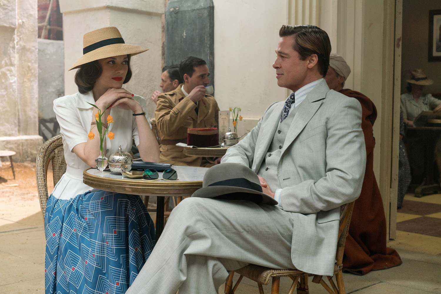 Pitt, Cotillard are spies in love in first trailer of “ALLIED”