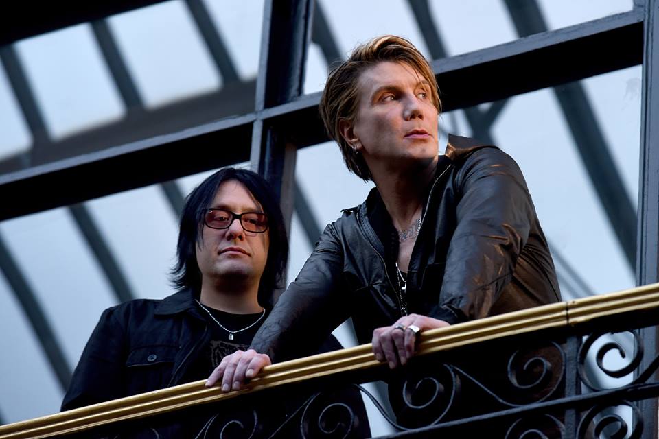 Robby Takac and Johnny Rzeznik.  Image source https://www.facebook.com/googoodolls/photos/a.439285677965.236235.6041887965/10153394484797966/?type=3&theater