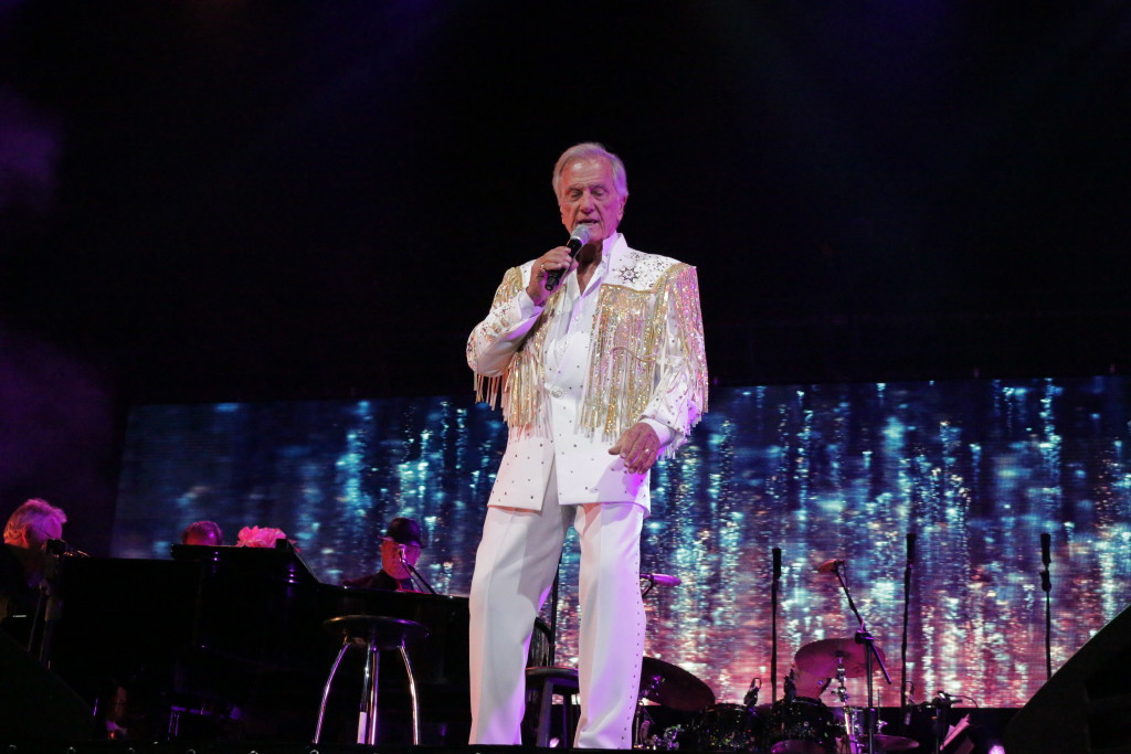 Pat Boone serenaded the audience with “I Saw Santa Prayin’” and “Little Green Tree.” He also did a Christmas medley of “Joy To The World,” “Hark The Herald Angels Sing,” “Silent Night,” “Jingle Bells,” “It’s Beginning To Look Like Christmas,” “Winter Wonderland,” and “White Christmas.” GILLAN LASIC/INQUIRER.net