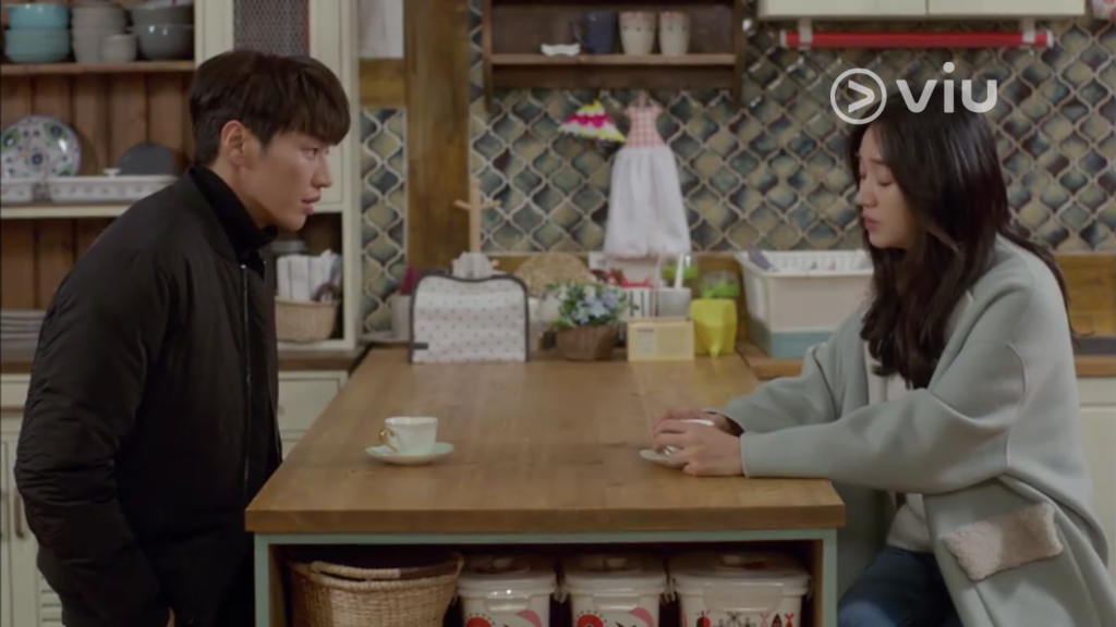 Hong Na Ri (Soo Ae) and Go Nan Gil (Kim Young Kwang) on "Sweet Stranger and Me."