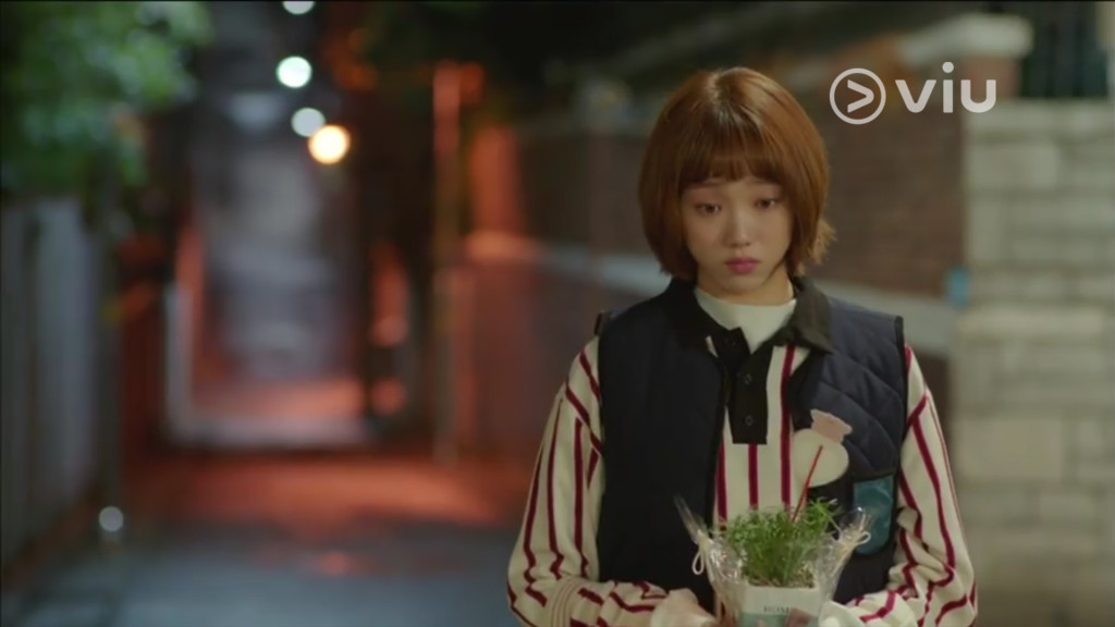 Bok Joo trying to give present to Jae Yi.