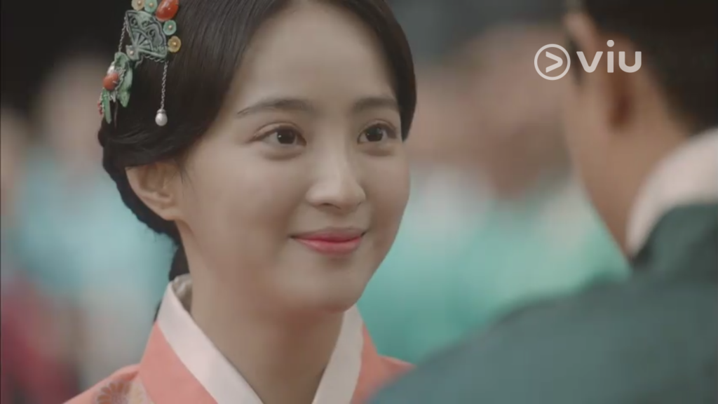Jeong Hye Sung recently appeared in the hit drama "Love in the Moonlight" as Princess Myeong-eun. 
