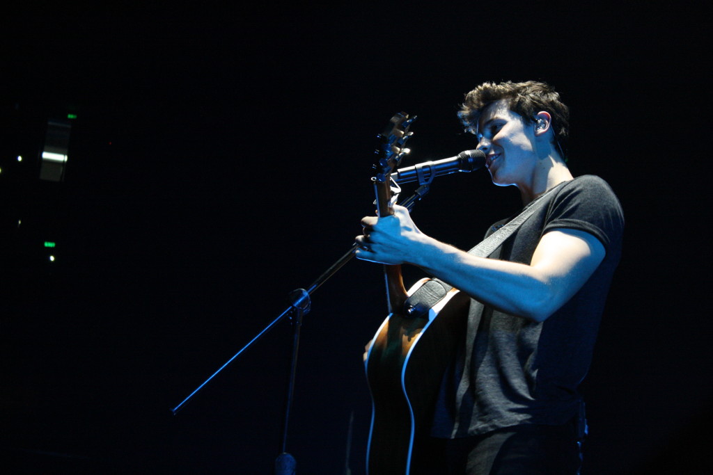Shawn Mendes wows the crowd with his performance of Mercy. Francesca Militar/INQUIRER.net