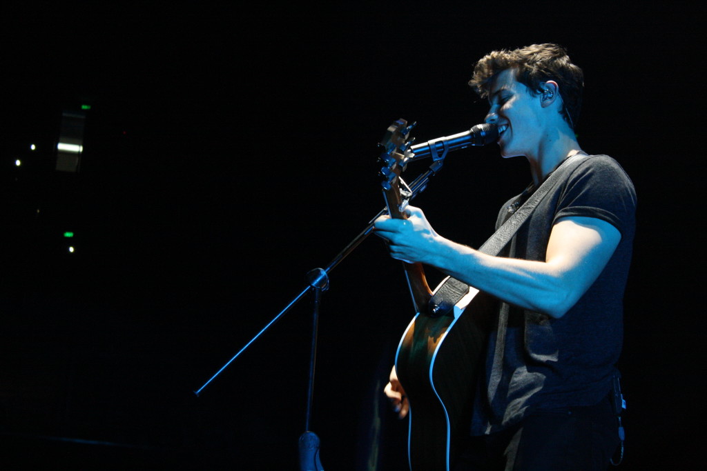 Shawn Mendes can’t help but grin as he sings his breakout song, Stitches. Francesca Militar/INQUIRER.net
