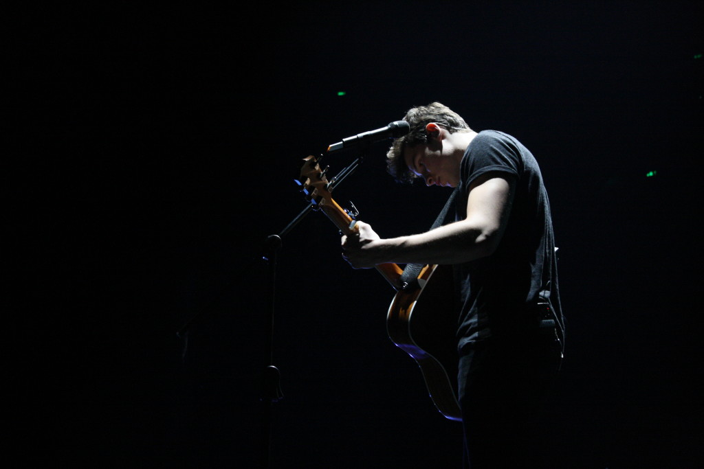 Shawn Mendes adjusts his guitar for his performance of Ruin. Francesca Militar/INQUIRER.net