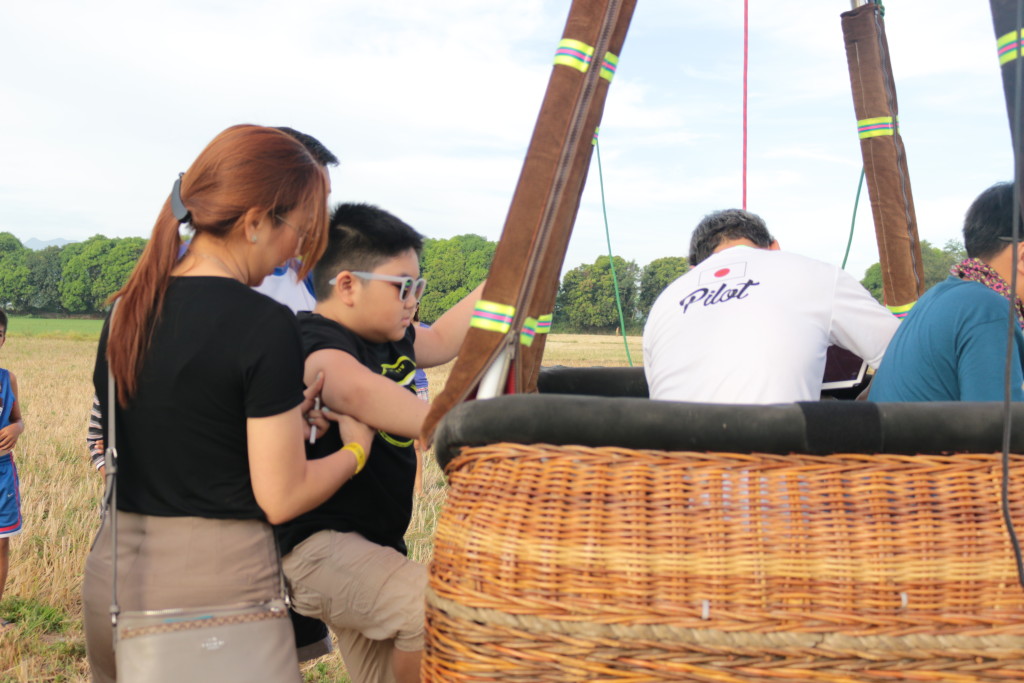 Ann Sigua encouraged her kid, Ken, 10,  to experience the hot air balloon ride though he was scared at first. GILLAN LASIC / INQUIRER.net
