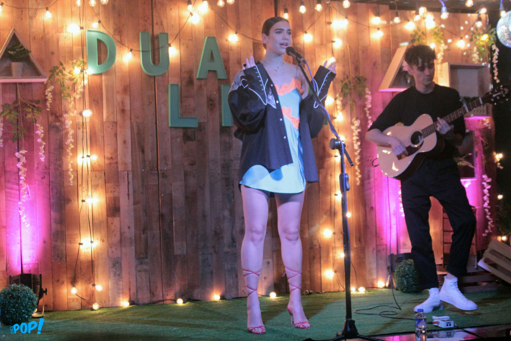 Fans sang along to Dua Lipa while she performed acoustic versions of her songs. GILLAN LASIC / INQUIRER.net