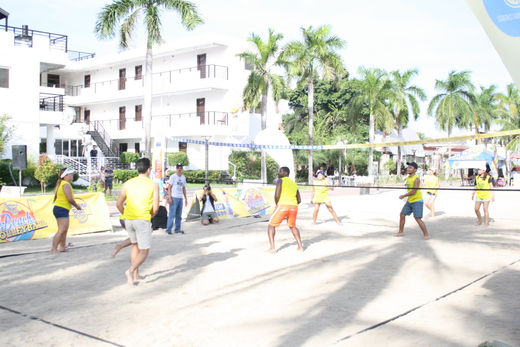 This group of patrons look like they enjoyed their game of beach volleyball. Mark Ferdinand Canoy/INQUIRER.net