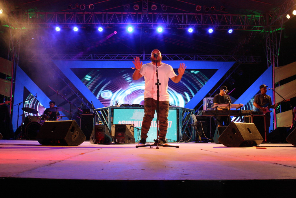 Quest wows the crowd with his energetic performance. Mark Ferdinand Canoy/INQUIRER.net