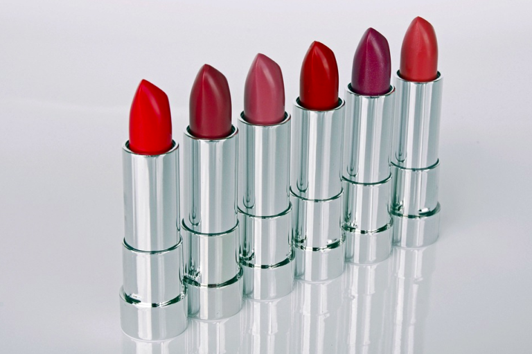 5 Ingenious ways you can reuse and recycle expired makeup products