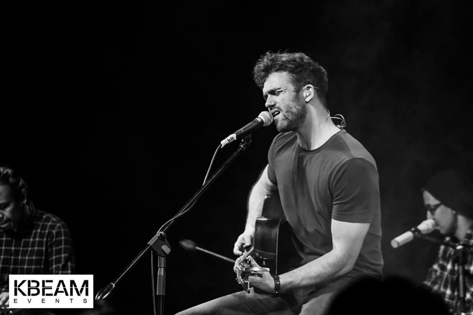 IN PHOTOS: Andy Brown goes unplugged during his Manila concert