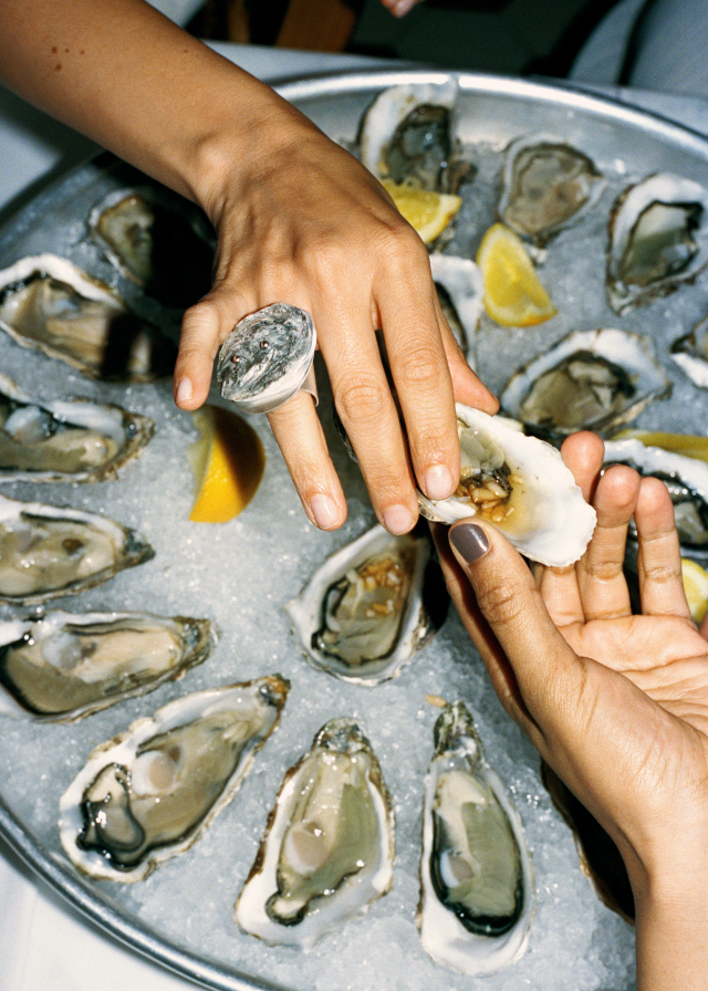 Mia Larsson recycle oysters into jewelry