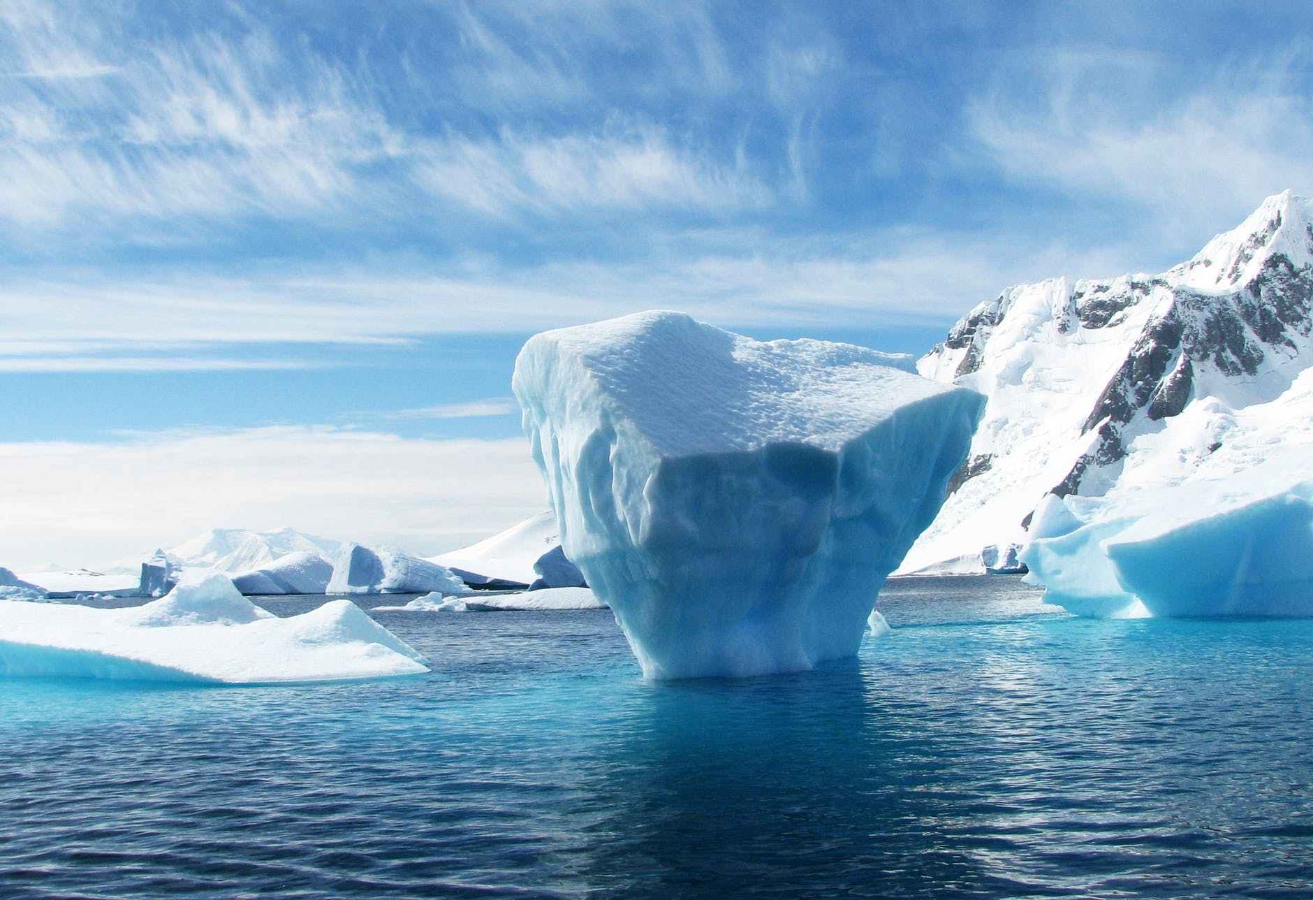 Iceberg exposes Antarctic seafloor