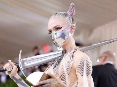 Grimes will be auctioning her 2021 Met Gala accessories to help Ukraine