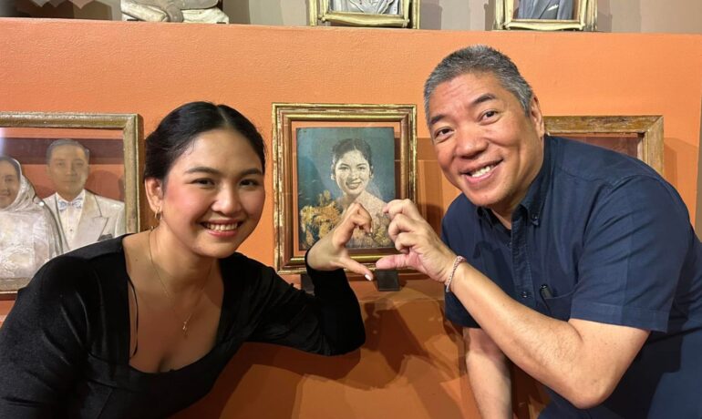 Ambeth Ocampo meets his late mother's look-alike at the National Museum pop inqpop