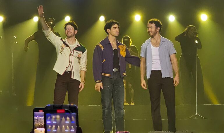 Jonas brothers take fans on a trip down the memory lane with nostalgic 'THE TOUR' concert pop inqpop