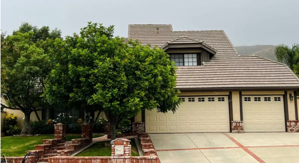 'Creepy' Poltergeist house listed for sale after 45 years—ghosts not(00)