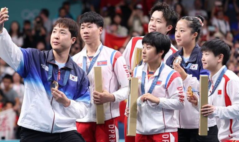 North Korean olympians under investigation after taking selfies with South Korean athletes