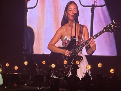 Laufey bewitches Filipino fans during her first arena tour in Manila