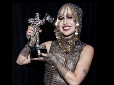 Chappell Roan snaps at a photographer at the VMA red carpet