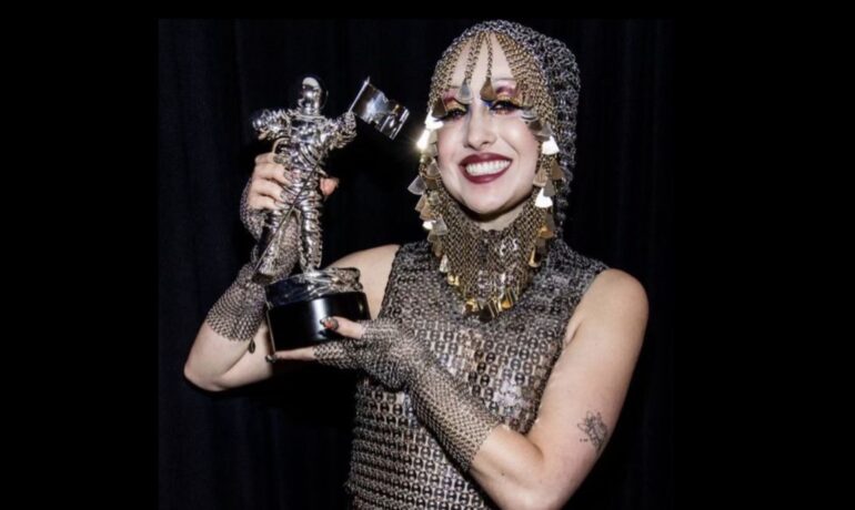 Chappell Roan snaps at a photographer at the VMA red carpet