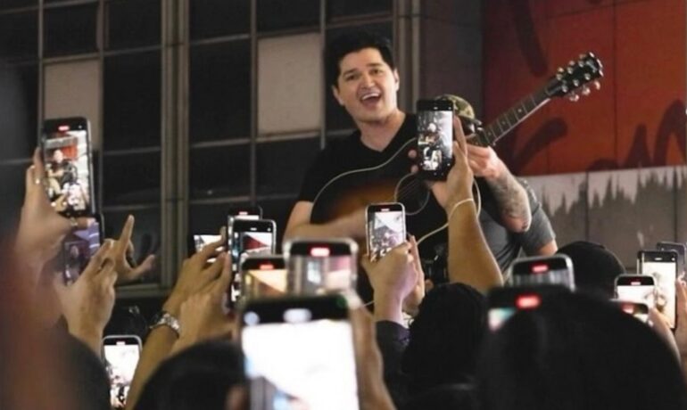 The Script surprises Filipino fans with impromptu busking session in Manila